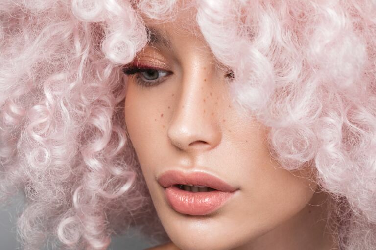 Чому сивіє волосся?